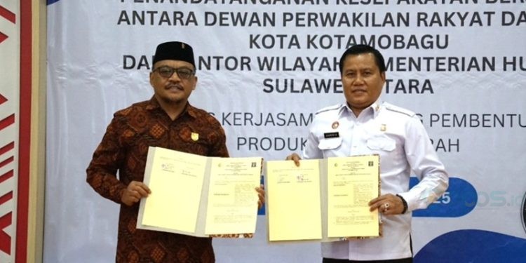Ketua DPRD Kota Kotamobagu Adrianus Mokoginta (kiri) bersama Kakanwil Kemenkum Sulut Kurniaman Telaumbanua usai penandatanganan kesepakatan bersama terkait kerjasama pembentukan produk hukum berkualitas di daerah.(Foto Kanwil Kemenkum Sulut)