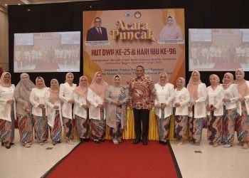 Dharma Wanita Persatuan UNG berfoto dengan Rektor UNG Eduart Wolok (Foto UNG)
