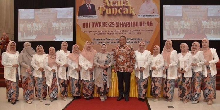 Dharma Wanita Persatuan UNG berfoto dengan Rektor UNG Eduart Wolok (Foto UNG)