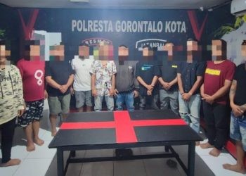 11 Debt Collector saat diamankan Satuan Reskrim Polresta Gorontalo Kota.(Foto Polresta)