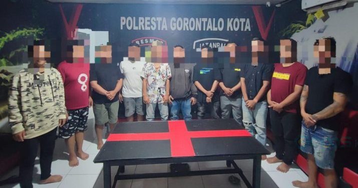 11 Debt Collector saat diamankan Satuan Reskrim Polresta Gorontalo Kota.(Foto Polresta)