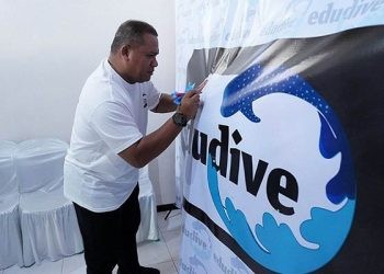 Foto Rektor UNG, Eduart Wolok Meresmikan Edu Dive (Foto UNG)