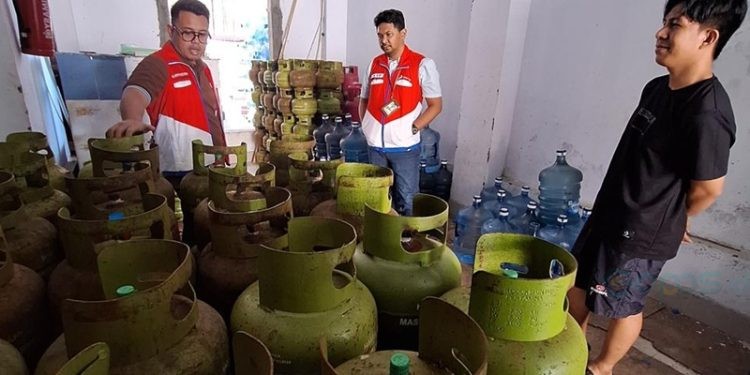 PT Pertamina Patra Niaga Regional Sulawesi melakukan sidak untuk memastikan ketersediaan stok Elpiji 3 Kg selama libur panjang.(Foto Pertamina)