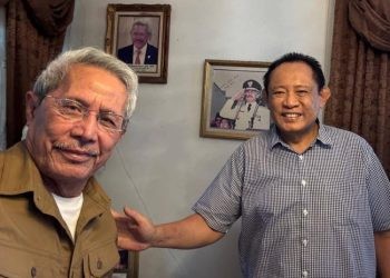 Mantan pejabat Gubernur Gorontalo pertama Tursandi Alwi saat menerima kedatangan Gusnar Ismail di kediamannya, Selasa (28/1/2025).
