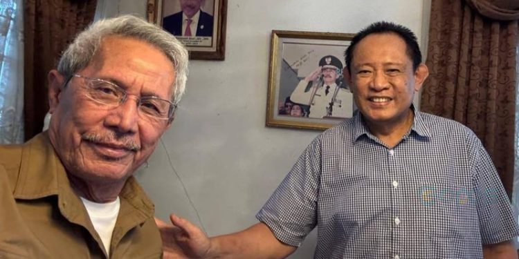 Mantan pejabat Gubernur Gorontalo pertama Tursandi Alwi saat menerima kedatangan Gusnar Ismail di kediamannya, Selasa (28/1/2025).