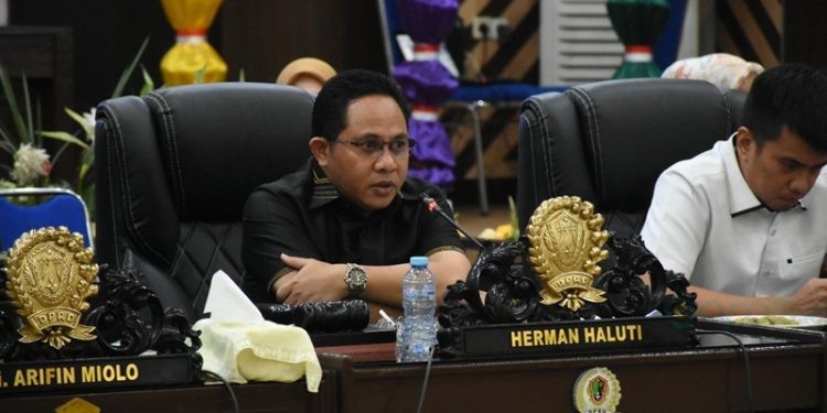 Ketua Komisi II DPRD Kota Gorontalo Herman Haluti saat RDP dengan Dinas Pendidikan dan Bank Sulutgo terkait penyelesaian hilangnya dana BOS milik SDN 56 Kota Timur. (Foto humas/dekot)