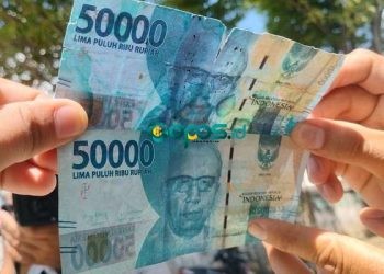 Uang asli (bawah) uang palsu (atas). (Putra/Gopos)