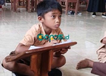 Suleman Datau saat melaksanakan belajar mengajar di SDN 1 Bone Raya. (Putra/Gopos)