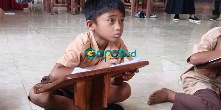 Suleman Datau saat melaksanakan belajar mengajar di SDN 1 Bone Raya. (Putra/Gopos)