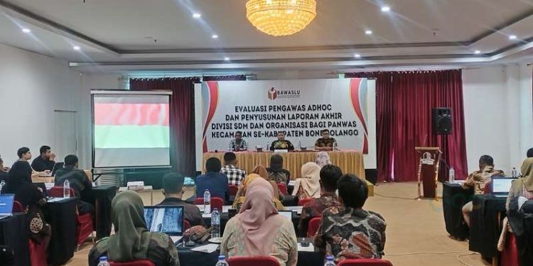 Evaluasi Kinerja SDM Pengawas Adhoc dan Penyusunan Laporan Akhir Divisi SDM, Organisasi, Pendidikan dan Pelatihan Bagi Panwascam Se Kabupaten Bone Bolango Pada Pemilihan Serentak Tahun 2024 di UTC Damhil, Kota Gorontalo, Jumat (17-1-2025).