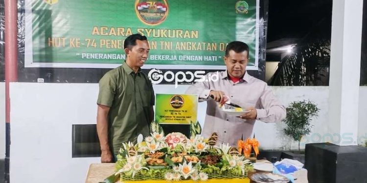 Dalam rangka memperingati Hari Ulang Tahun ke-74 Dinas Penerangan TNI AD, Penerangan Korem (Penrem) 133/Nani Wartabone menggelar acara syukuran secara sederhana bersama wartawan se-Gorontalo yang dipimpin langsung oleh Kasi Intel Kasrem 133/NW Kolonel Cke Drs. Subur Wahono, S.Sos., M.Si., Jum'at (17/01/2023).