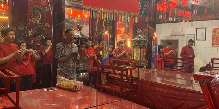 Masyarakat Tianghoa di Gorontalo melaksanakan doa menyambut Tahun Baru Imlek 2576 di Klenteng Tulus Harapan Kita