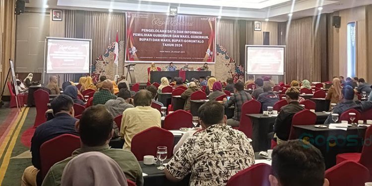 KPU Kabupaten Gorontalo, saat menggelar Rapat Evaluasi di Hotel Aston Gorontalo. (Foto:Uki/Gopos)