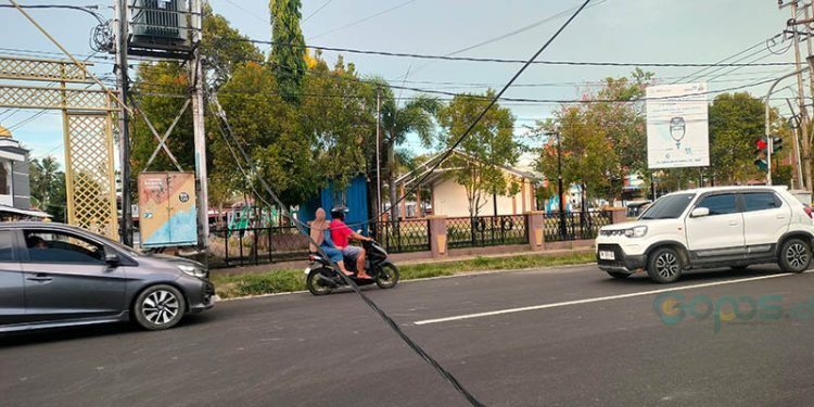Kabel melintang di Jalan Sultan Botutihe, Kelurahan Tumbihe, Kecamatan Kabila, Kabupaten Bone Bolango. (Putra/Gopos)