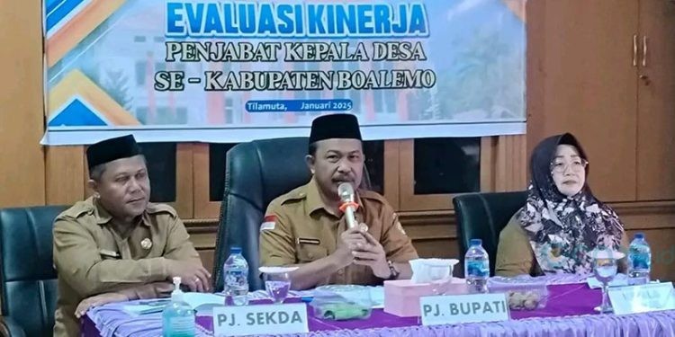 PJ.Bupati Boalemo, Sherman Moridu saat melakukan rapat Evaluasi Kinerja Penjabat Kepala Desa Se-Kabupaten Boalemo, Senin (6/1/2025). (Foto: Doc.Humas Pemkab Boalemo).