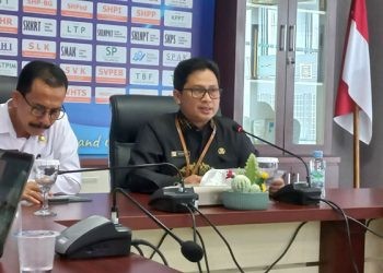 Kepala BPS Provinsi Gorontalo, Mukhamad Mukhanif (kanan) besama Plt Asisten Bidang Ekonomi Setda Provinsi Gorontalo, Jamal Nganro menyampaikan Berita Resmi Statistik Januari 2024, Kamis (2/1/2024)