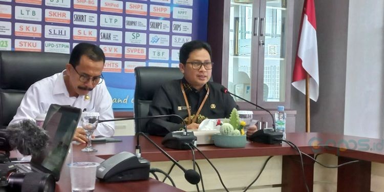 Kepala BPS Provinsi Gorontalo, Mukhamad Mukhanif (kanan) besama Plt Asisten Bidang Ekonomi Setda Provinsi Gorontalo, Jamal Nganro menyampaikan Berita Resmi Statistik Januari 2024, Kamis (2/1/2024)