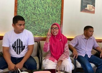 Kepala Sekolah SMAN 1 Botumoito, Nansy Rahman (tengah) saat diwawancarai, minggu (12/1/2025). (Foto: Abin/Gopos)