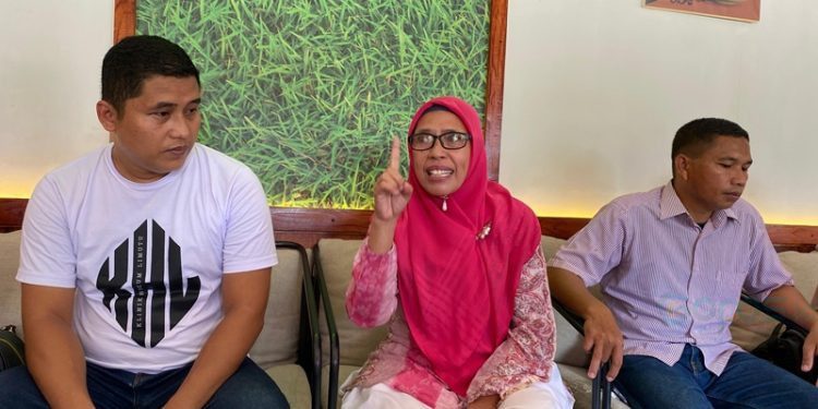 Kepala Sekolah SMAN 1 Botumoito, Nansy Rahman (tengah) saat diwawancarai, minggu (12/1/2025). (Foto: Abin/Gopos)