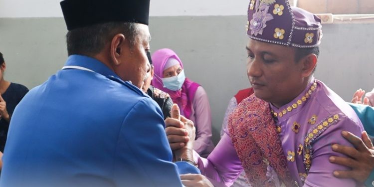 RK warga binaan Lapas Gorontalo saat melakukan ijab kabul untuk menikahi kekasihnya di dalam Lapas Gorontalo, Rabu (15/1/2025).(Foto Humas Lapas Gorontalo)