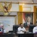 Menteri PANRB Rini Widyantini (kiri), Menteri Dalam Negeri Tito Karnavian (tengah) dan Kepala BKN Zudan Arif Fakrulloh (kanan) dalam Rapat Koordinasi Penataan Tenaga Non ASN di Instansi Pemerintah Daerah secara virtual dari Kantor Pusat Kemendagri, Jakarta, Rabu (8/1/2024). ANTARA/HO-Puspen Kementerian Dalam Negeri.
