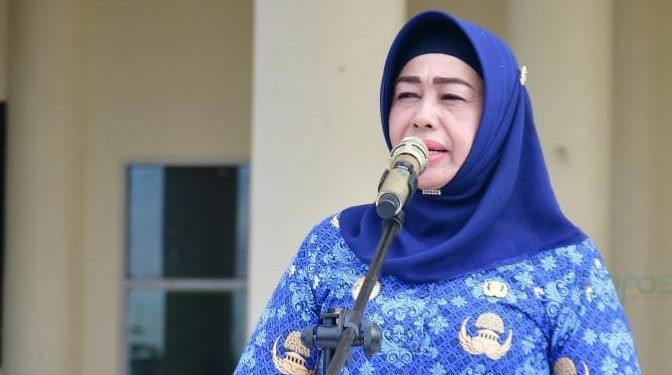 Wakil Bupati Pohuwato, Suharsi Igirisa, saat memimpin apel kerja Korpri Pohuwato, berlangsung di halaman kantor sementara Bupati Pohuwato, Jumat (17/1/2025) (Foto Iwan Karim)