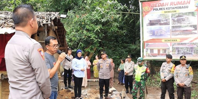 Seorang warga Desa Moyag Kecamatan Kotamobagu Timur dapat bantuan program bedah rumah dari Polres Kotamobagu, Jumat (17/1/2025).(Foto Humas Polres KTG)