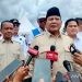 Presiden Prabowo Subianto (tengah) menjawab pertanyaan wartawan selepas acara peresmian PLTA Jatigede di Kabupaten Sumedang, Jawa Barat, Senin (20/1/2025). ANTARA/Ahmad Muzdaffar Fauzan.