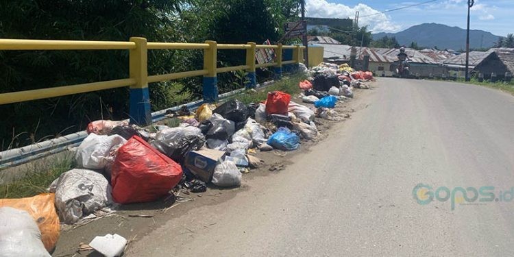 Tumpukan sampah di jembatan Jl. Ampi, Kelurahan Molosipat U, Kecamatan Sipatana, Kota Gorontalo. (Foto diambil Rabu, 29/1/2025, pukul 09.30)