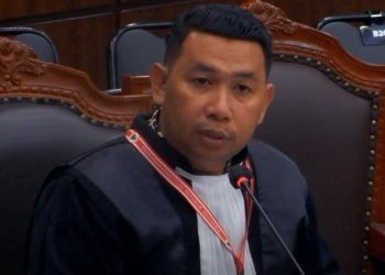 Kuasa hukum KPU Kota Gorontalo, Yakop A Mahmud, didampingi Anggota KPU kota Gorontalo, Ramli Ondang, memberikan jawaban di MK