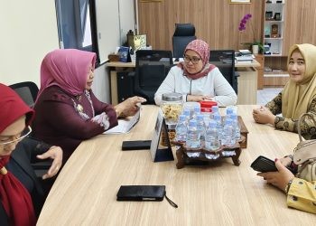 Wakil Bupati Pohuwato Suharsi Igirisa saat berkonsultasi dengan Direktur Bina Penempatan Tenaga Kerja Dalam Negeri, Siti Kustiati di kantor Kemenaker RI, Senin (20/1/2025).(Foto Humas)