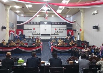 Pj Sekda Kabupaten Gorontalo Trizal Entengo bersama jajaran ketika menghadiri rapat bersama DPRD Kabupaten Gorontalo, Selasa (14/1/2025).(Foto Abin Gopos)