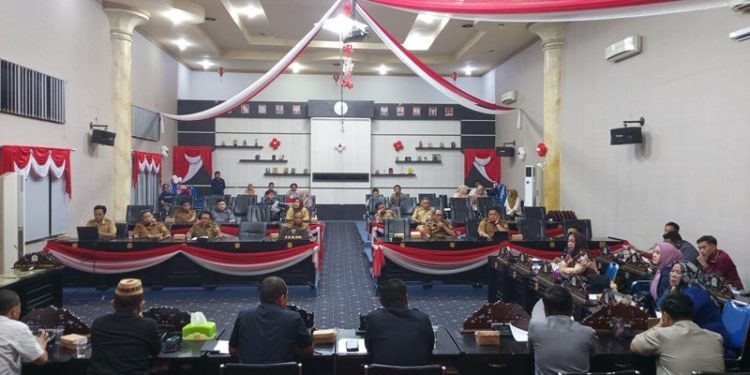Pj Sekda Kabupaten Gorontalo Trizal Entengo bersama jajaran ketika menghadiri rapat bersama DPRD Kabupaten Gorontalo, Selasa (14/1/2025).(Foto Abin Gopos)