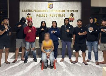 DY (24) yang diduga kuat sebagai mucikari saat diamankan di Polres Pohuwato terkait kasus TPPO, Kamis (16/1/2025).(Foto Polda)