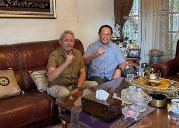 Mantan pejabat Gubernur Gorontalo pertama Tursandi Alwi saat menerima kedatangan Gusnar Ismail di kediamannya, Selasa (28/1/2025).