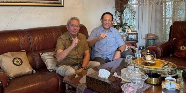 Mantan pejabat Gubernur Gorontalo pertama Tursandi Alwi saat menerima kedatangan Gusnar Ismail di kediamannya, Selasa (28/1/2025).