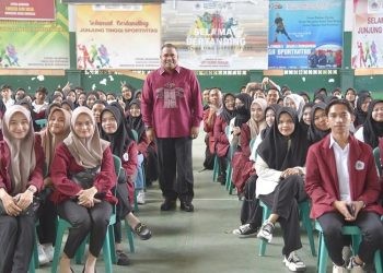 Rektor UNG Prof Eduart Wolok bersama mahasiswa UNG.(Foto dok)