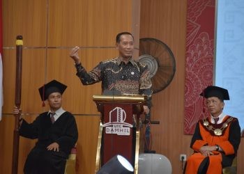 Wamen Diktisainter Prof. Dr. Fauzan M.pd saat memberikan sambutan pada dies natalis UNG. (Foto UNG)