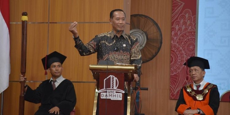Wamen Diktisainter Prof. Dr. Fauzan M.pd saat memberikan sambutan pada dies natalis UNG. (Foto UNG)