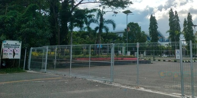 Akses keluar masuk kawasan Bandara Djalaludin Gorontalo menuju bandara lama.(Foto Putra Gopos)