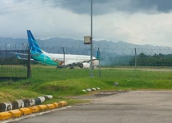 Pesawat Garuda Indonesia saat baru tiba di bandara Djalaluddin Gorontalo meski di tengah cuaca ekstrem, Kamis (30/1/2025).(Foto Putra Gopos)