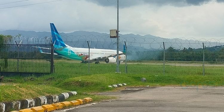 Pesawat Garuda Indonesia saat baru tiba di bandara Djalaluddin Gorontalo meski di tengah cuaca ekstrem, Kamis (30/1/2025).(Foto Putra Gopos)