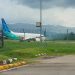 Pesawat Garuda Indonesia saat baru tiba di bandara Djalaluddin Gorontalo meski di tengah cuaca ekstrem, Kamis (30/1/2025).(Foto Putra Gopos)