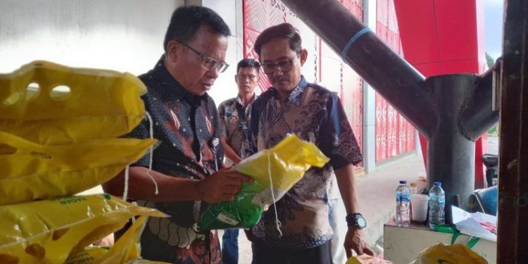 Kepala Perum Bulog Sulutgo Erwin Tora, saat meninjau pendistribusian beras SPHP di Pasar Bersehati, di Manado, Senin (20/1/2025). ANTARA/Nancy L Tigauw