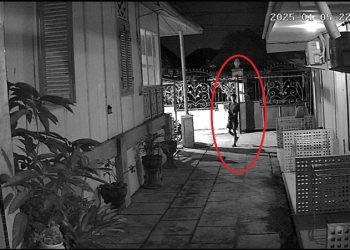 Pelaku curanmor saat terekam CCTV.(tangkapan layar)