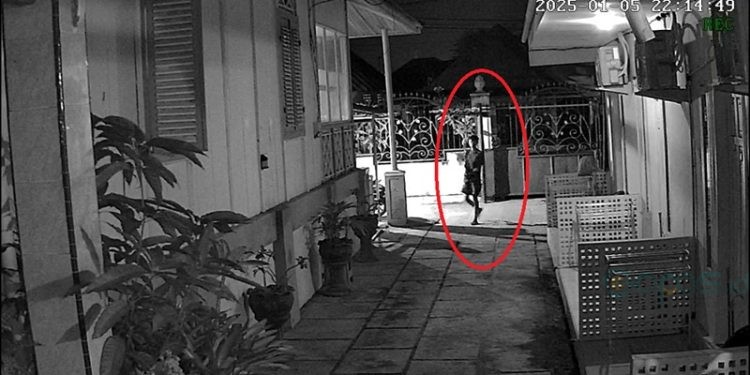 Pelaku curanmor saat terekam CCTV.(tangkapan layar)