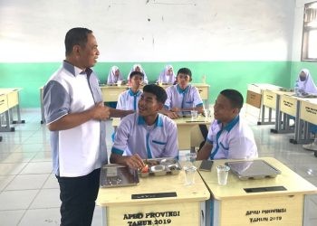 Wakil Ketua DPRD Kota Gorontalo Mohamad Rivai Bakusu saat memantau jalannya program makan bergizi gratis di SMK Tri Dharma Kota Gorontalo, Senin (6/1/2025).(Foto Rama Gopos)