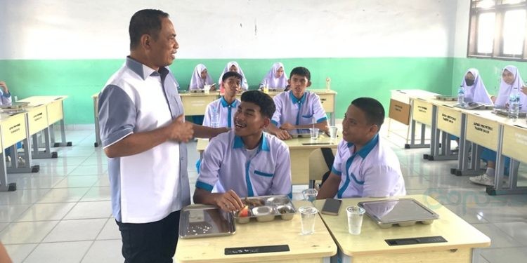 Wakil Ketua DPRD Kota Gorontalo Mohamad Rivai Bakusu saat memantau jalannya program makan bergizi gratis di SMK Tri Dharma Kota Gorontalo, Senin (6/1/2025).(Foto Rama Gopos)