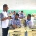 Wakil Ketua DPRD Kota Gorontalo Mohamad Rivai Bakusu saat memantau jalannya program makan bergizi gratis di SMK Tri Dharma Kota Gorontalo, Senin (6/1/2025).(Foto Rama Gopos)