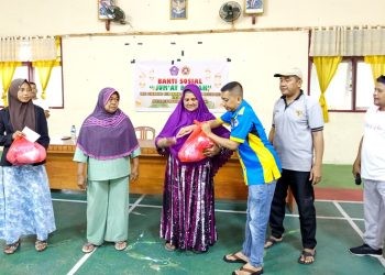 Perwakilan masyarakat mendapat program sosial dari penambang lokal Pohuwato bekerjasama Karang Taruna Kabupaten, Jum'at (24/01/2025) (Istimewa)